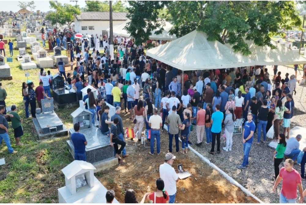 Buritis celebra o Dia de Finados com homenagens e oraes no Cemitrio Municipal