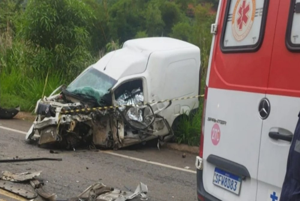 Acidente entre carro e carreta deixa uma pessoa morta em Colatina